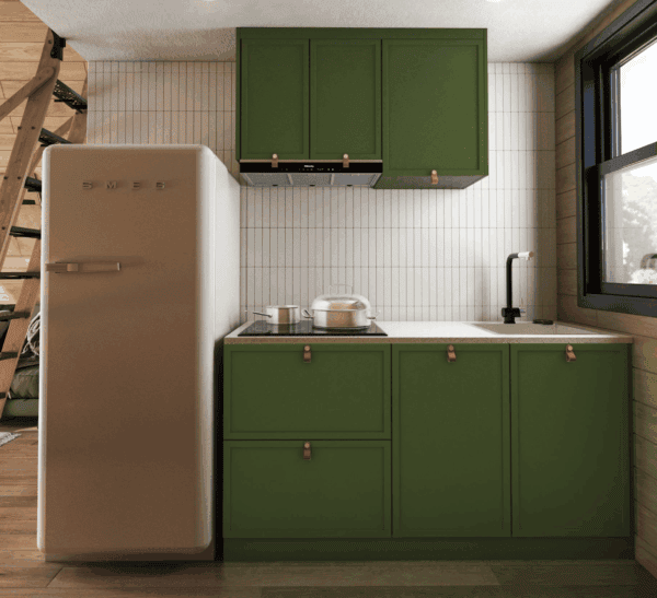 Retro-Kühlschrank in der Küchenzeile, modernes Design, grüne Schränke, Küchenarbeitsfläche, Kochutensilien, Fenster mit Blick nach draußen. Perfekt für stilvolle Küchengestaltung, März-Design, Haus & Garten.