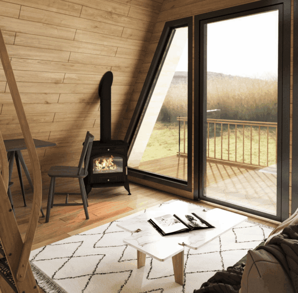 Bau & Gartenservice, hochwertiges Holzinterieur mit Ofen und Balkon, nachhaltiges Wohndesign für gemütliche Atmosphäre, perfekte Raumgestaltung mit Naturmaterialien.