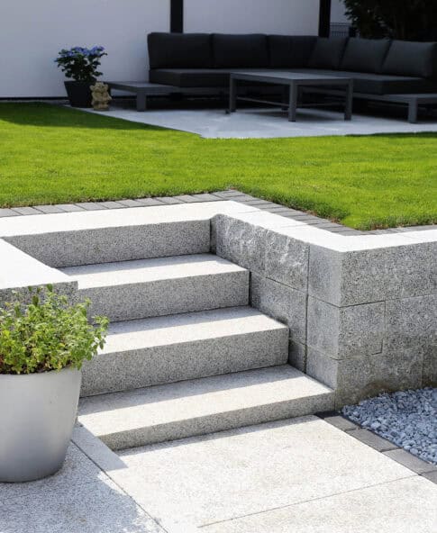 Moderne Wohlfühloase mit Naturstein und Struktur
