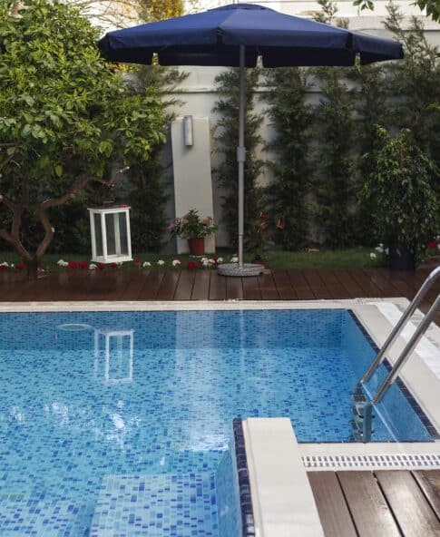 Moderner Poolgarten mit Holzdeck & Begrünung